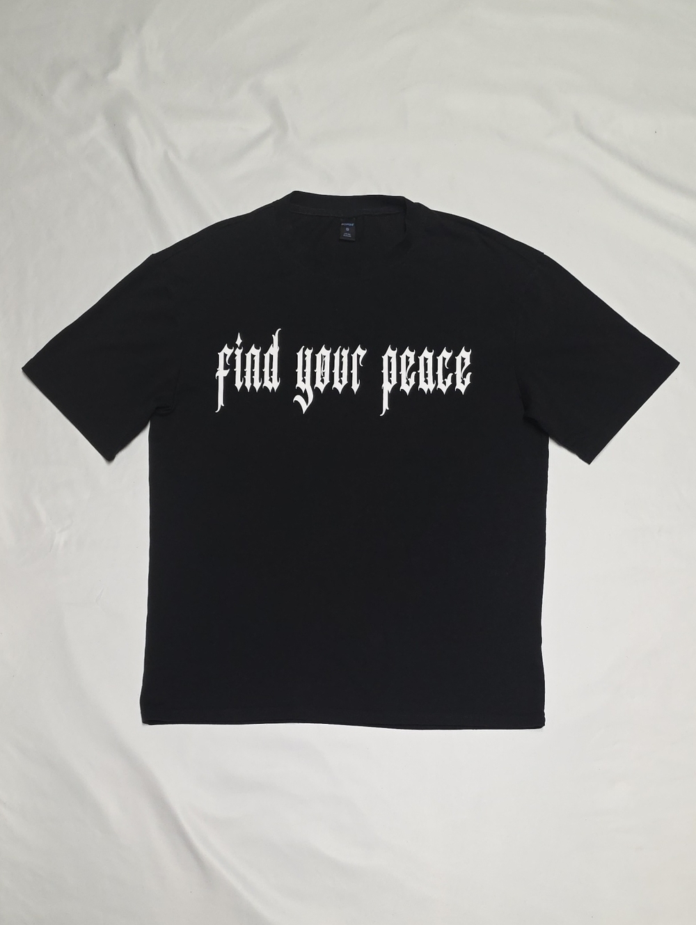 ROMWE Black Tee with White 'Find Your Peace' Graphic - Men
